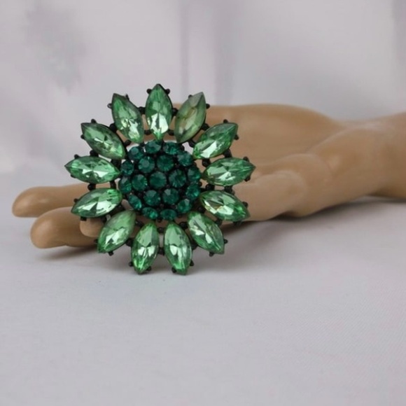 Vintage 1960s Green Rhinestone Flower Brooch 2” diameter - Picture 2 of 3